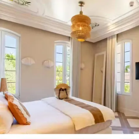 Le Clos De La Pinède Et Ses Superbes 300 E Par *