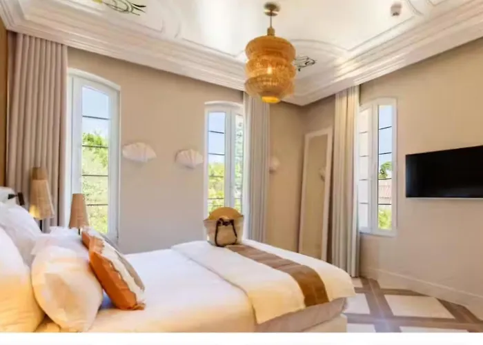 Le Clos De La Pinede Et Ses Superbes 300 E Par *